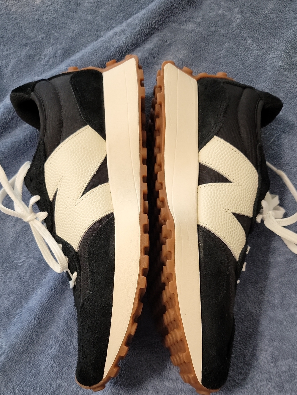 New Balance Women’s 327 Classic Retro Runner — Black Size 10 - Picture 8 of 11